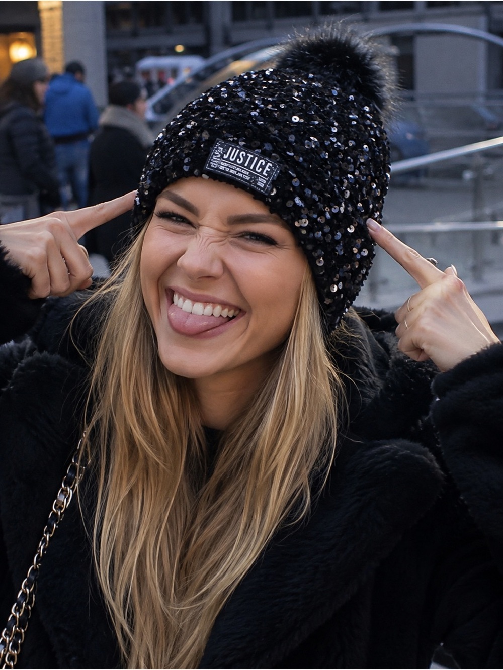 Justice " Don't let anyone put a label on you"
Sequin Beanie black fur Pompom